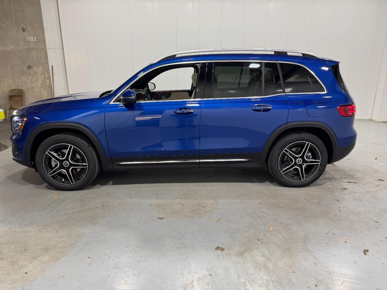 Mercedes-Benz GLB Vehicle Full-screen Gallery Image 2