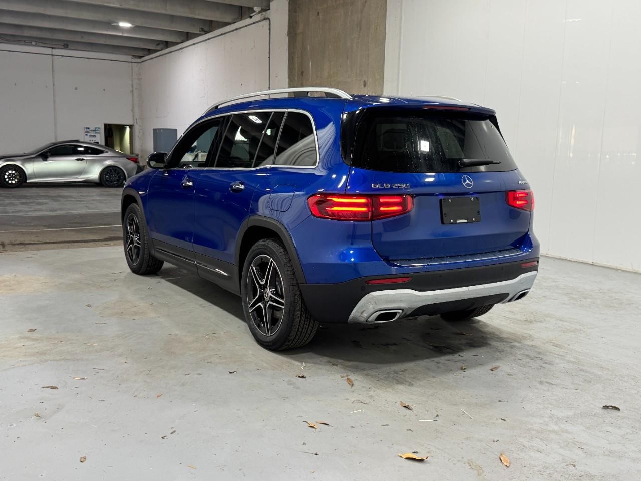 Mercedes-Benz GLB Vehicle Full-screen Gallery Image 3