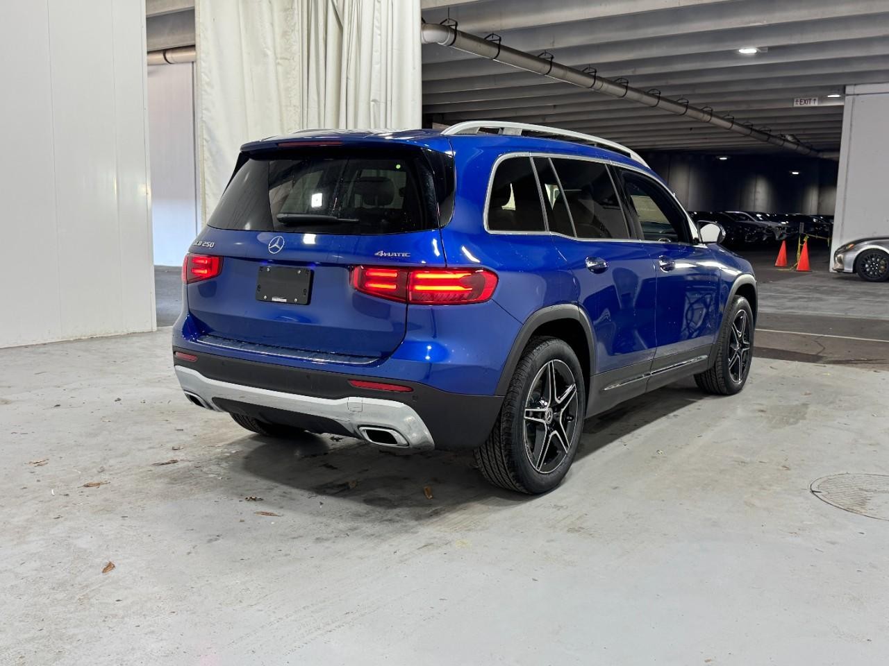 Mercedes-Benz GLB Vehicle Full-screen Gallery Image 4