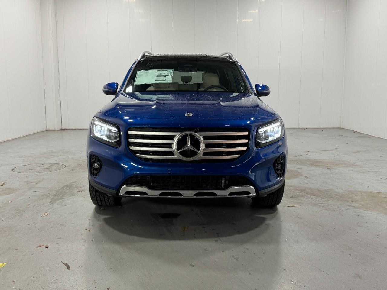 Mercedes-Benz GLB Vehicle Full-screen Gallery Image 7