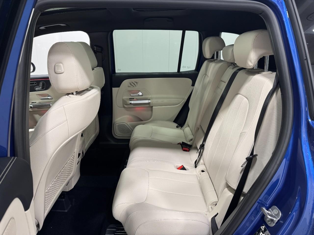 Mercedes-Benz GLB Vehicle Full-screen Gallery Image 8