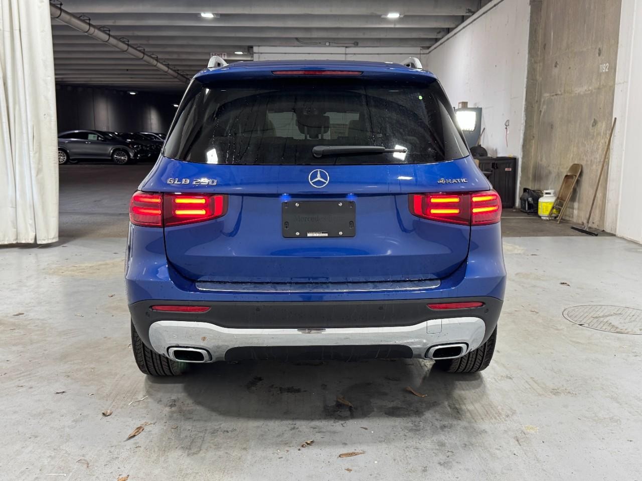 Mercedes-Benz GLB Vehicle Full-screen Gallery Image 9