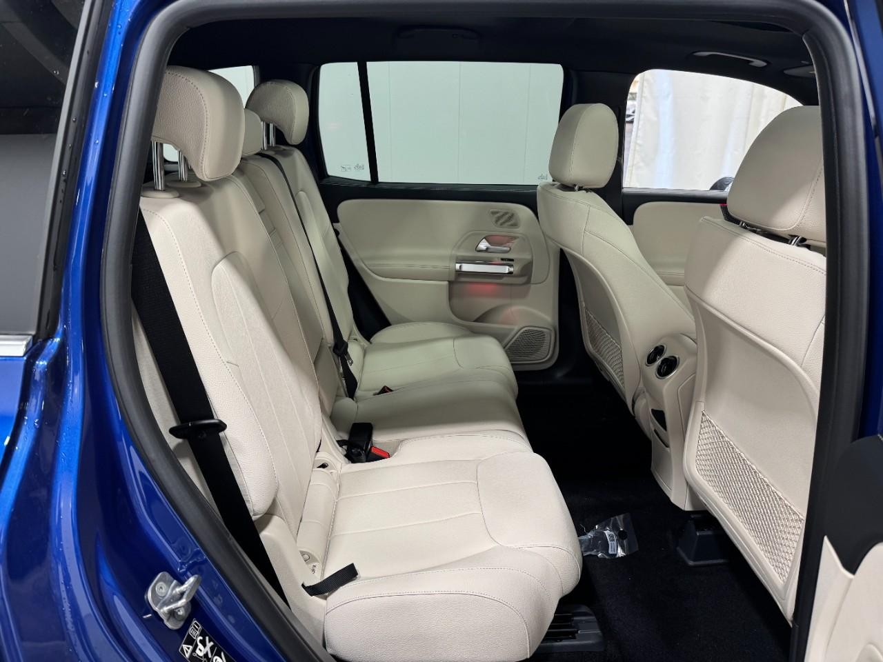 Mercedes-Benz GLB Vehicle Full-screen Gallery Image 10