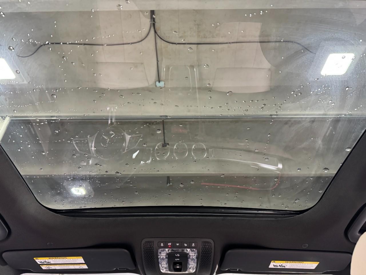 Mercedes-Benz GLB Vehicle Full-screen Gallery Image 11