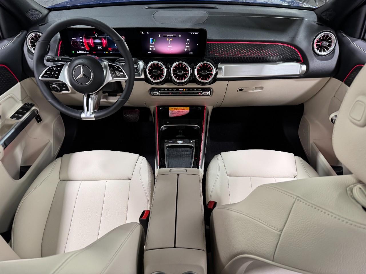 Mercedes-Benz GLB Vehicle Full-screen Gallery Image 12