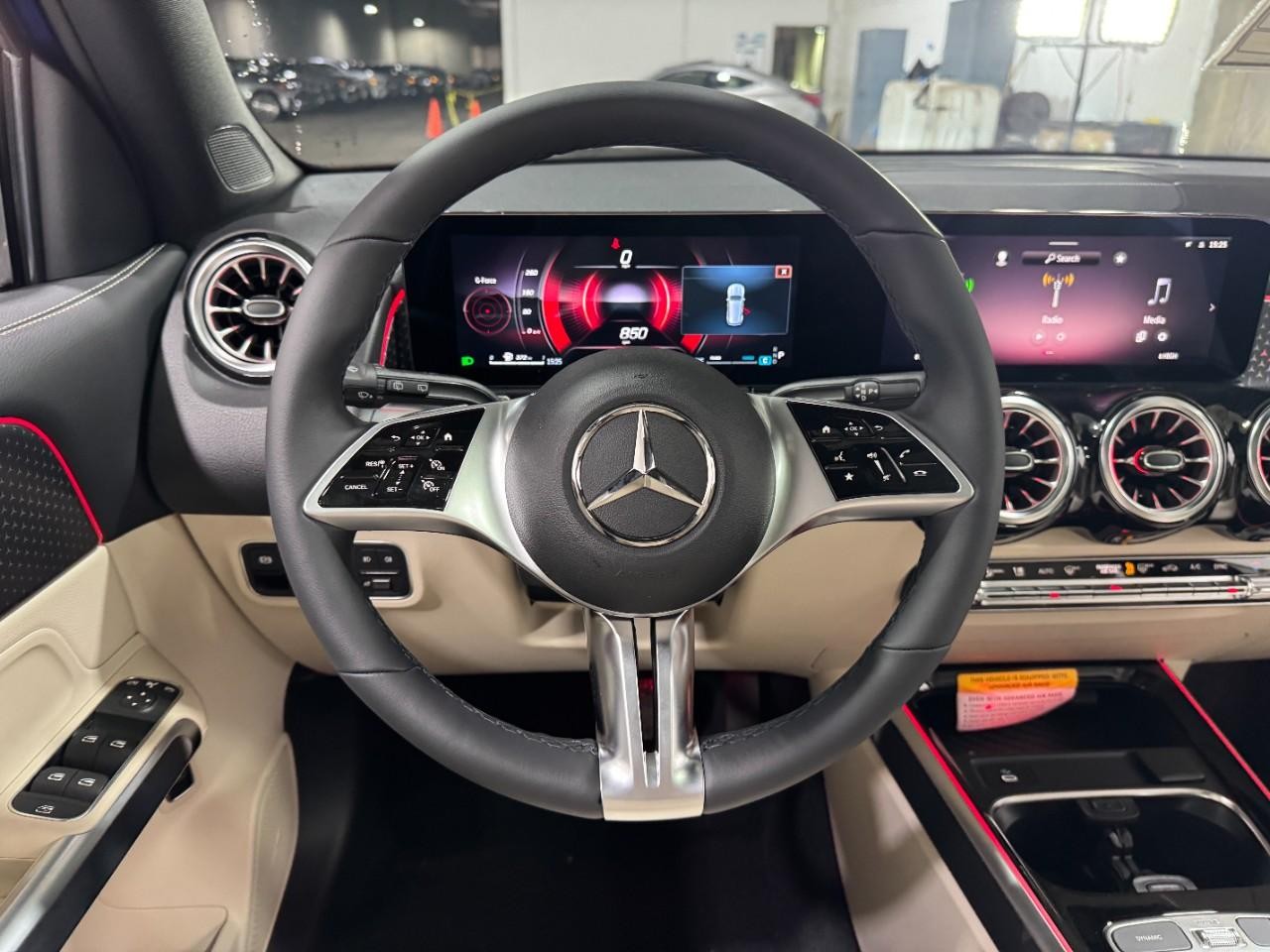 Mercedes-Benz GLB Vehicle Full-screen Gallery Image 13