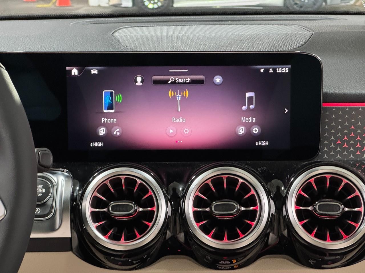 Mercedes-Benz GLB Vehicle Full-screen Gallery Image 14