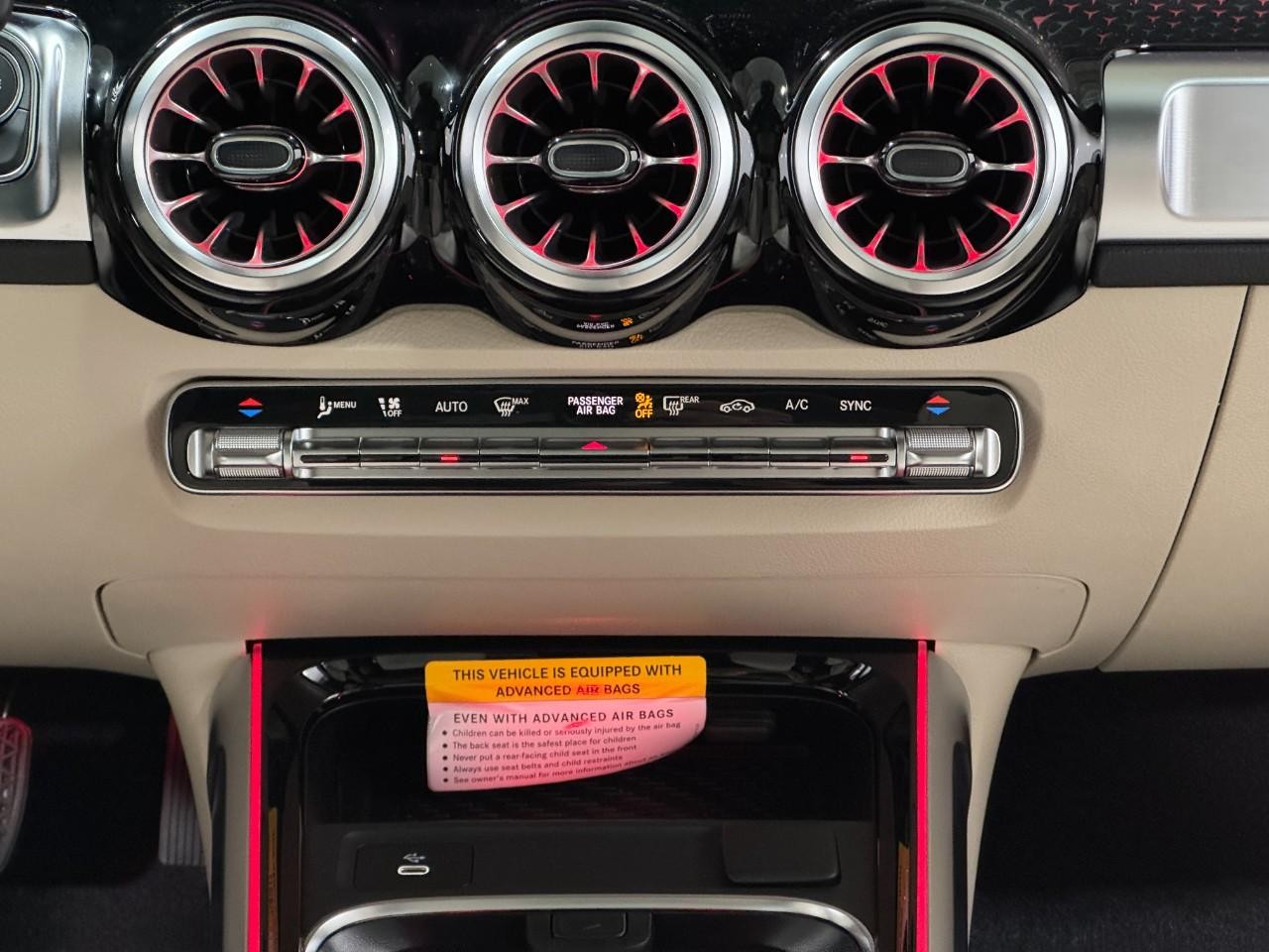 Mercedes-Benz GLB Vehicle Full-screen Gallery Image 15