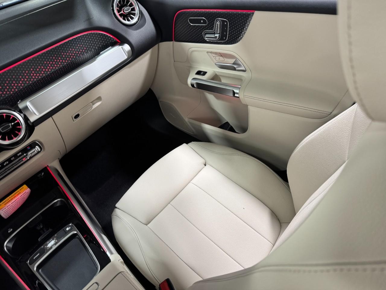 Mercedes-Benz GLB Vehicle Full-screen Gallery Image 16