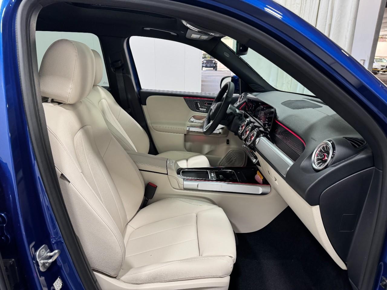 Mercedes-Benz GLB Vehicle Full-screen Gallery Image 17