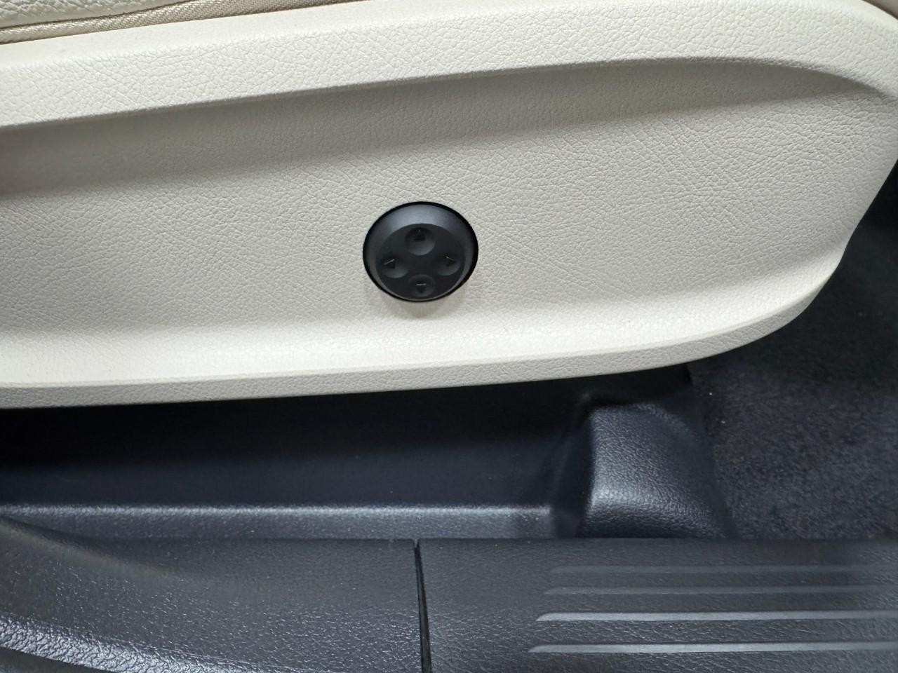 Mercedes-Benz GLB Vehicle Full-screen Gallery Image 19