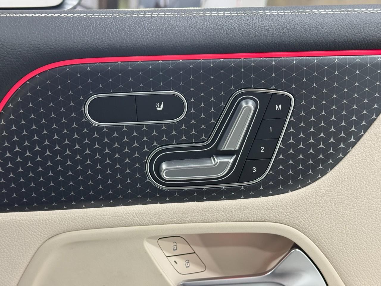 Mercedes-Benz GLB Vehicle Full-screen Gallery Image 20