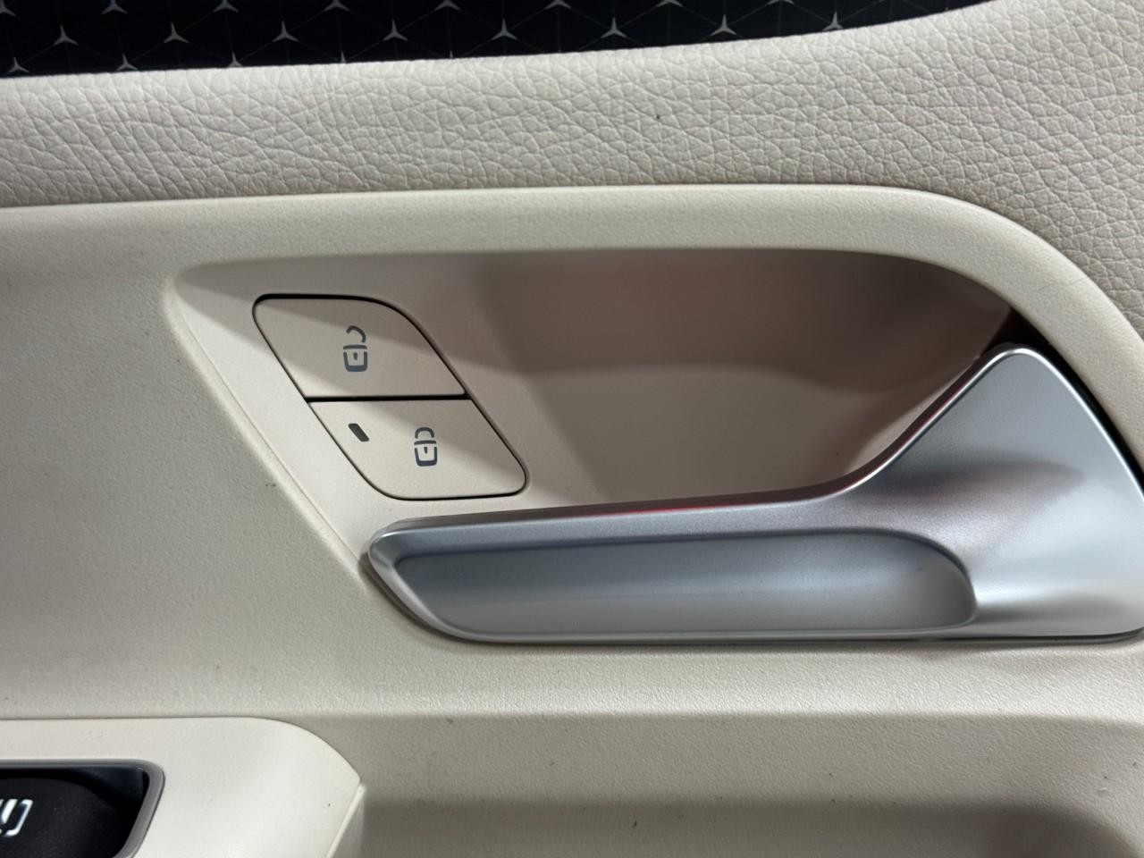 Mercedes-Benz GLB Vehicle Full-screen Gallery Image 21