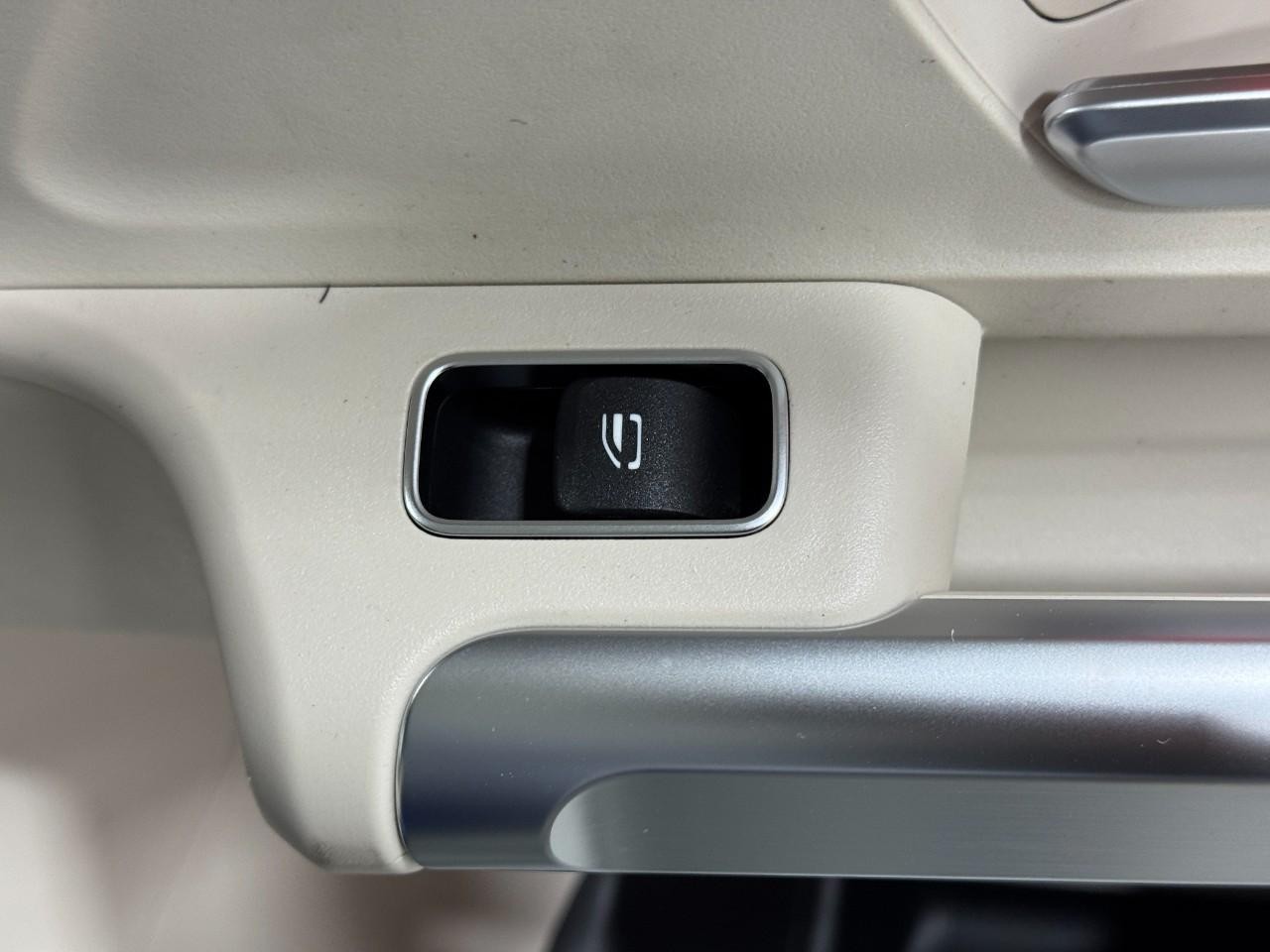 Mercedes-Benz GLB Vehicle Full-screen Gallery Image 22