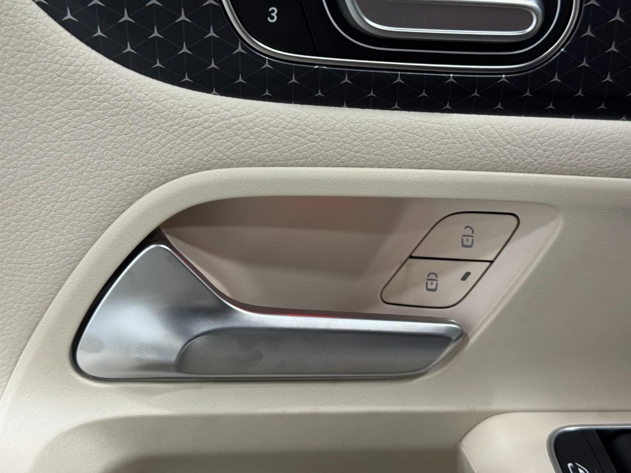 Mercedes-Benz GLB Vehicle Full-screen Gallery Image 24