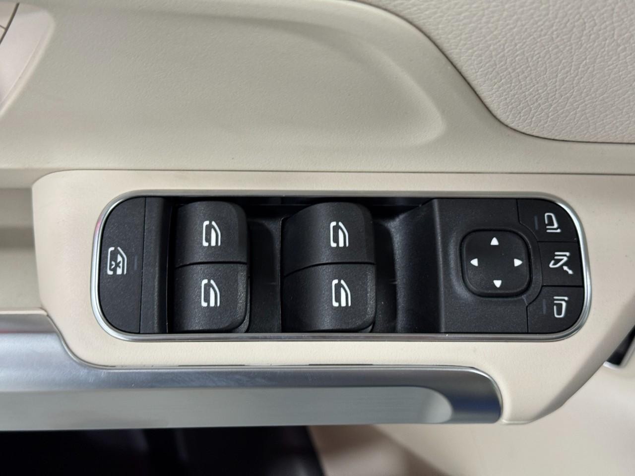 Mercedes-Benz GLB Vehicle Full-screen Gallery Image 25