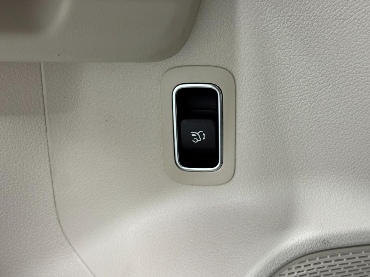 Mercedes-Benz GLB Vehicle Full-screen Gallery Image 26