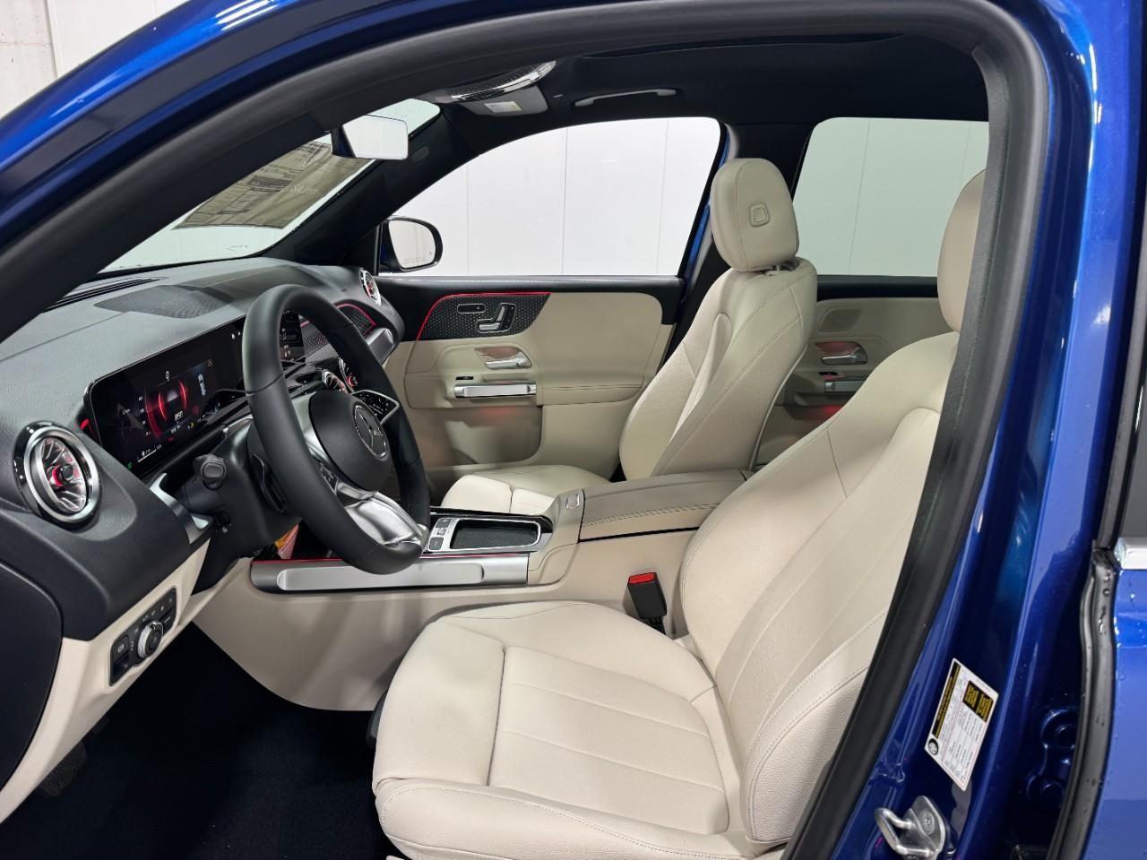 Mercedes-Benz GLB Vehicle Full-screen Gallery Image 27