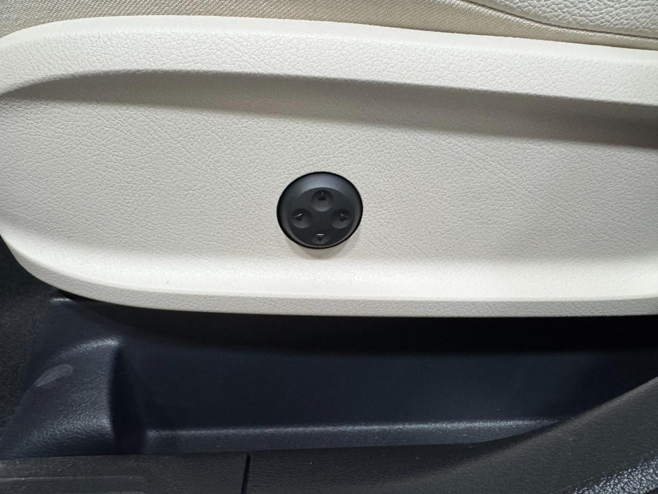 Mercedes-Benz GLB Vehicle Full-screen Gallery Image 29