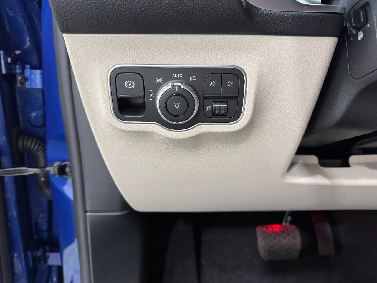 Mercedes-Benz GLB Vehicle Full-screen Gallery Image 30