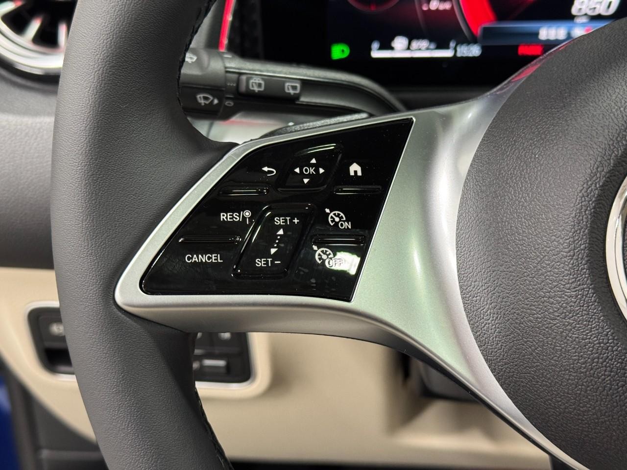 Mercedes-Benz GLB Vehicle Full-screen Gallery Image 31