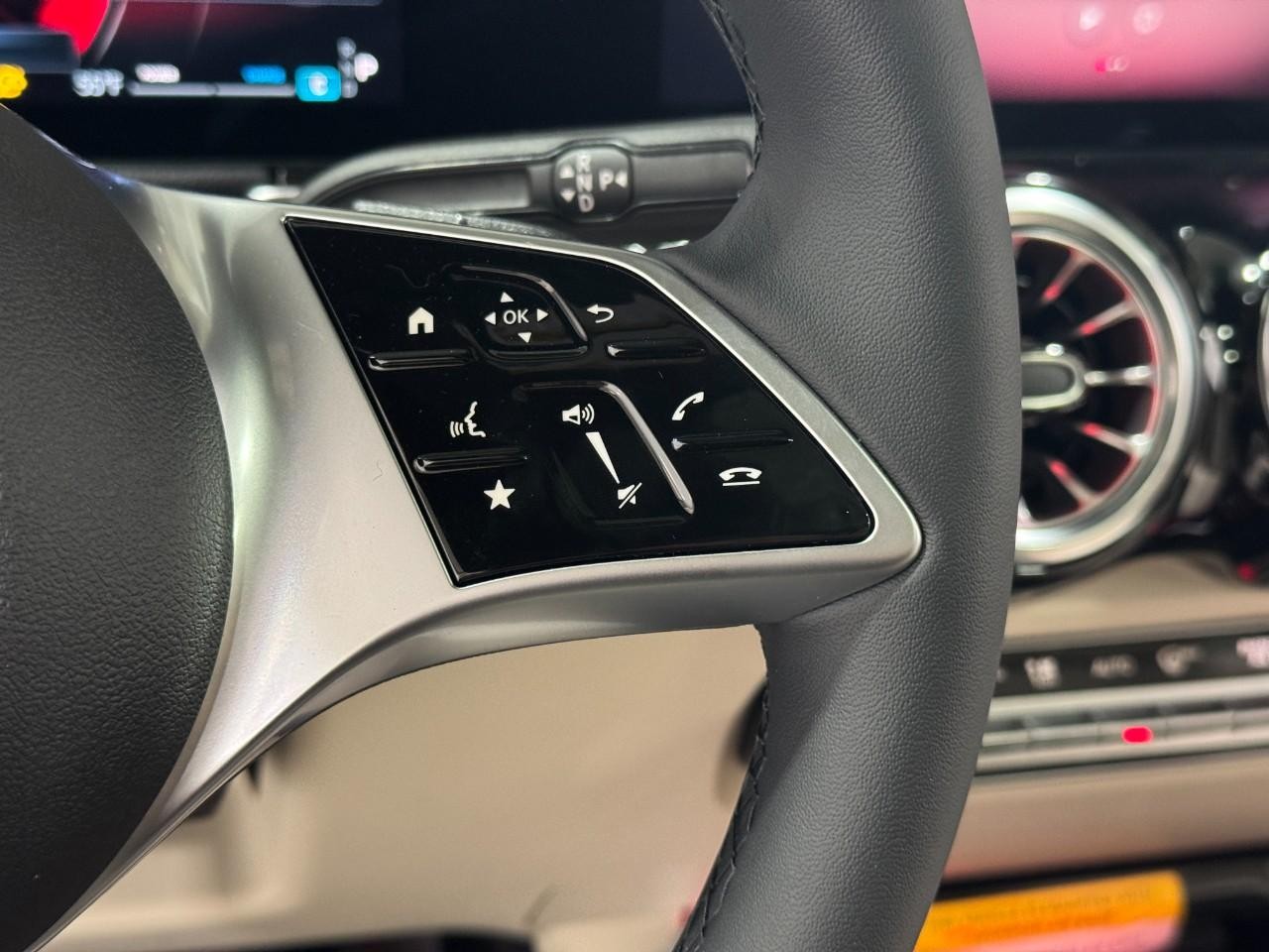 Mercedes-Benz GLB Vehicle Full-screen Gallery Image 32