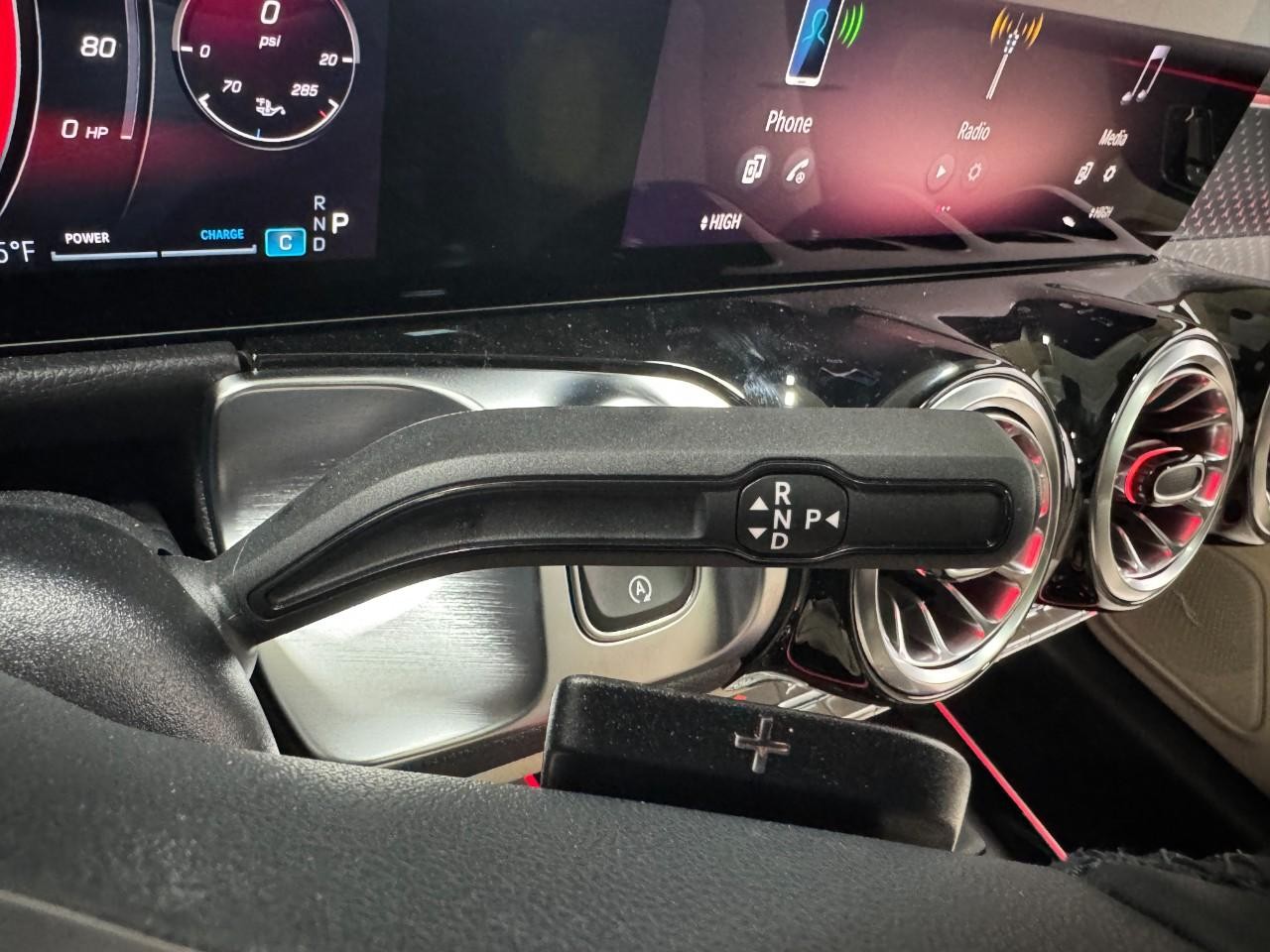 Mercedes-Benz GLB Vehicle Full-screen Gallery Image 34