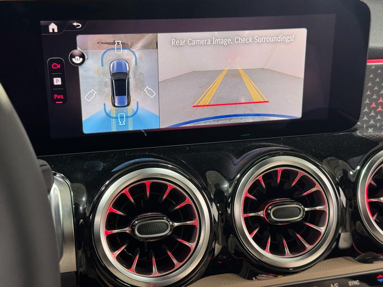 Mercedes-Benz GLB Vehicle Full-screen Gallery Image 35