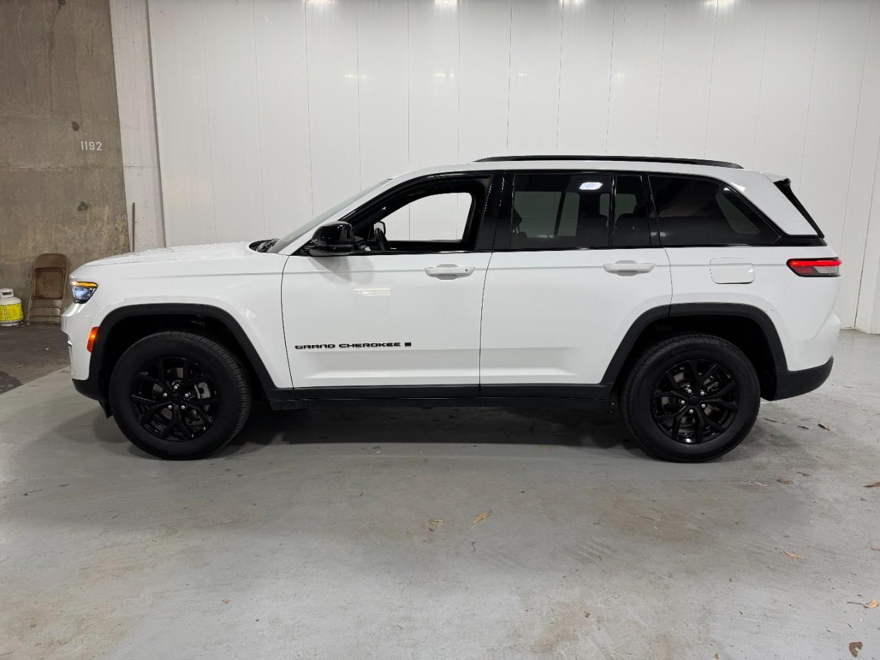 Jeep Grand Cherokee Vehicle Full-screen Gallery Image 2
