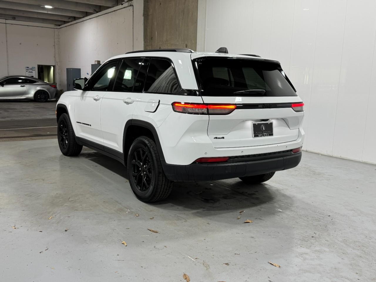 Jeep Grand Cherokee Vehicle Full-screen Gallery Image 3