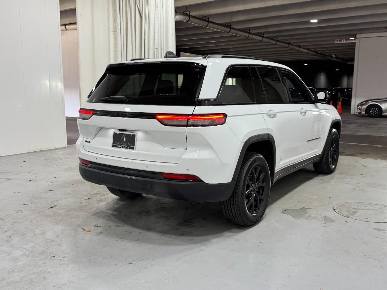 Jeep Grand Cherokee Vehicle Full-screen Gallery Image 4