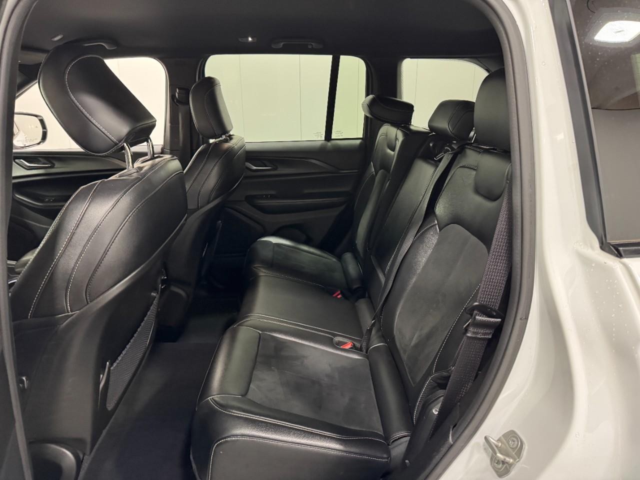 Jeep Grand Cherokee Vehicle Full-screen Gallery Image 8