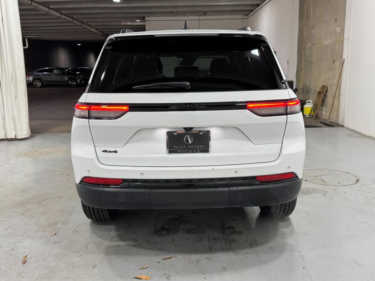 Jeep Grand Cherokee Vehicle Full-screen Gallery Image 9