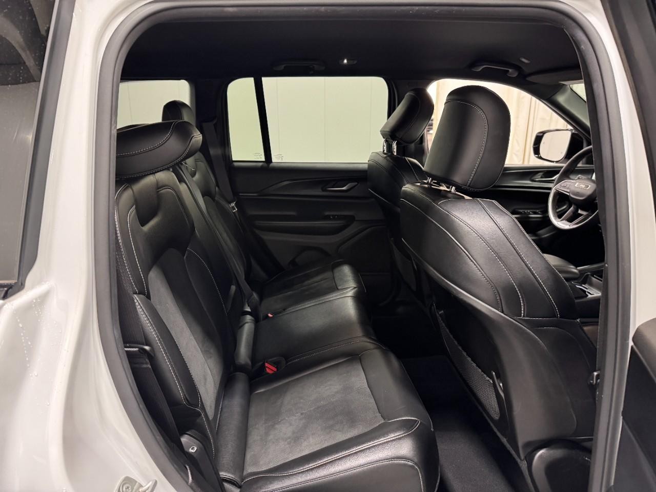 Jeep Grand Cherokee Vehicle Full-screen Gallery Image 10