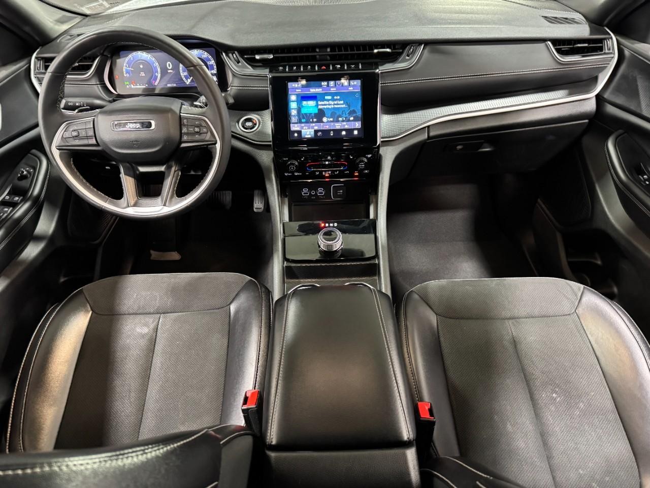 Jeep Grand Cherokee Vehicle Full-screen Gallery Image 11