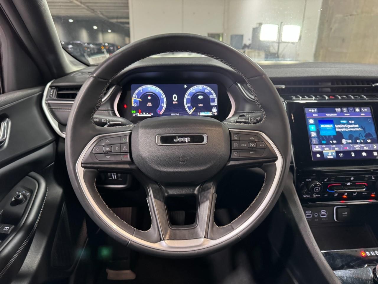 Jeep Grand Cherokee Vehicle Full-screen Gallery Image 12