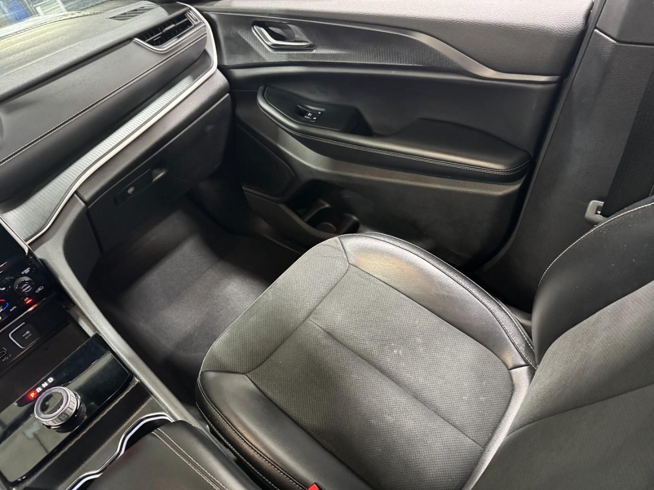 Jeep Grand Cherokee Vehicle Full-screen Gallery Image 16