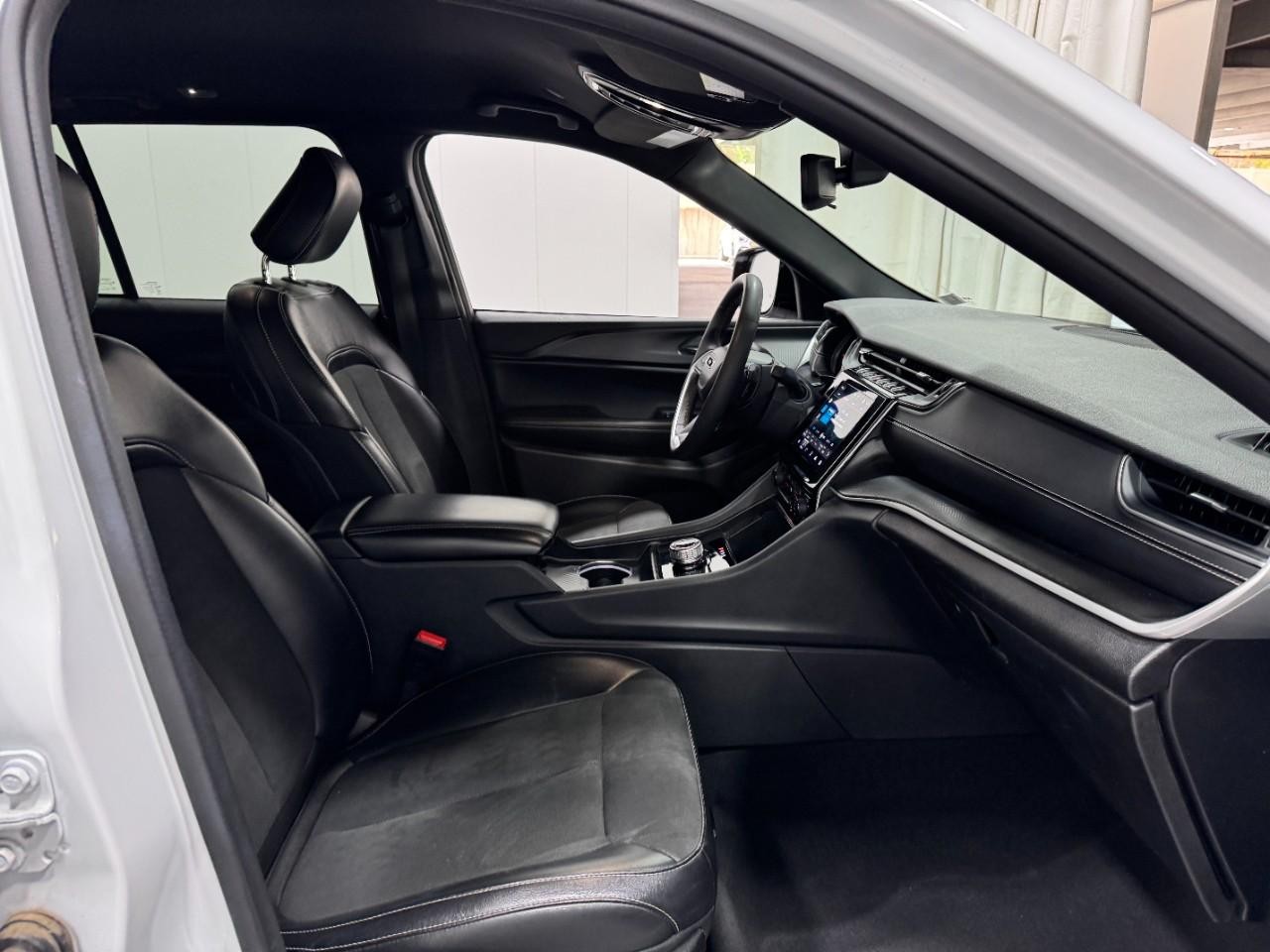 Jeep Grand Cherokee Vehicle Full-screen Gallery Image 17