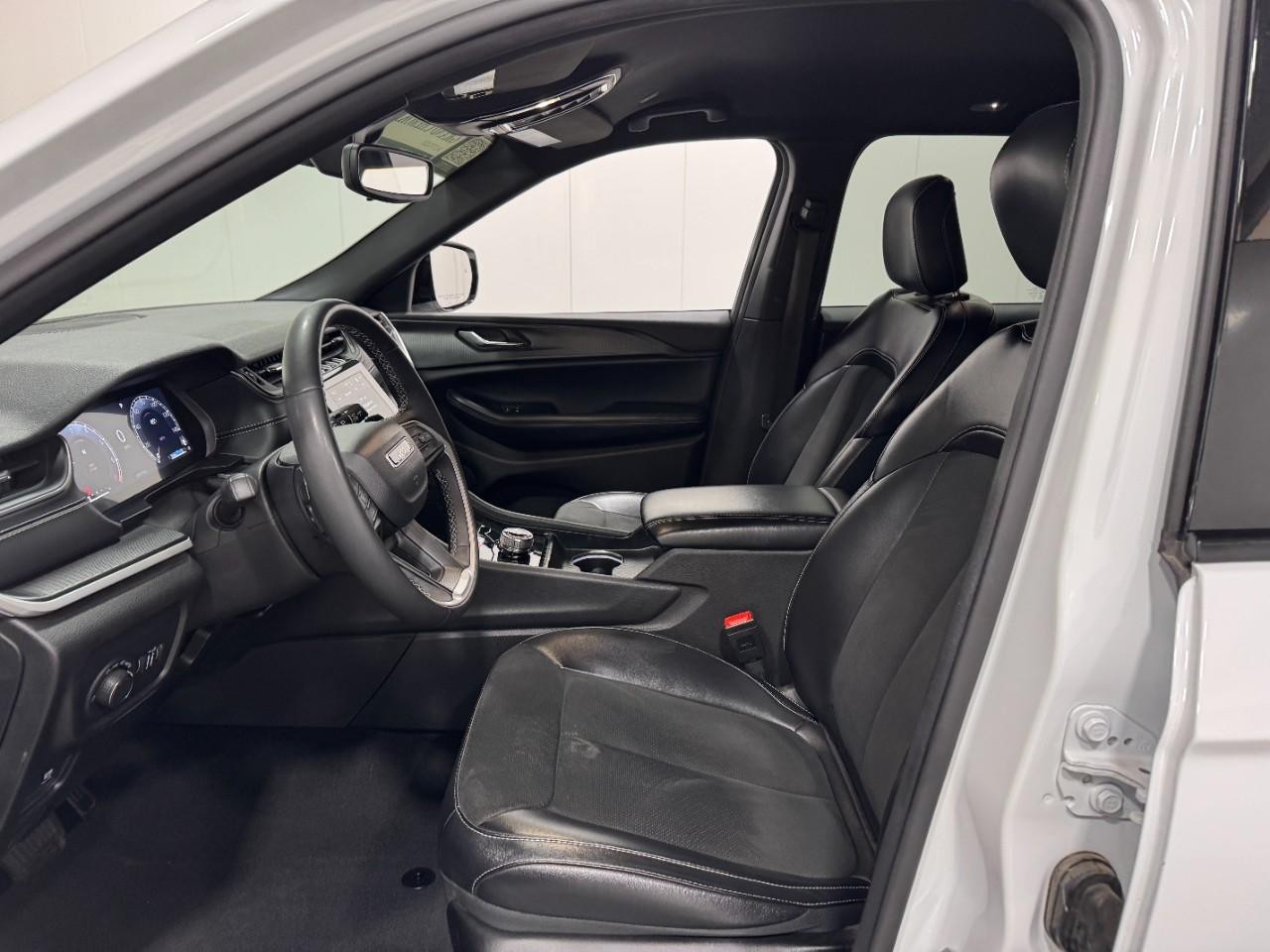 Jeep Grand Cherokee Vehicle Full-screen Gallery Image 22