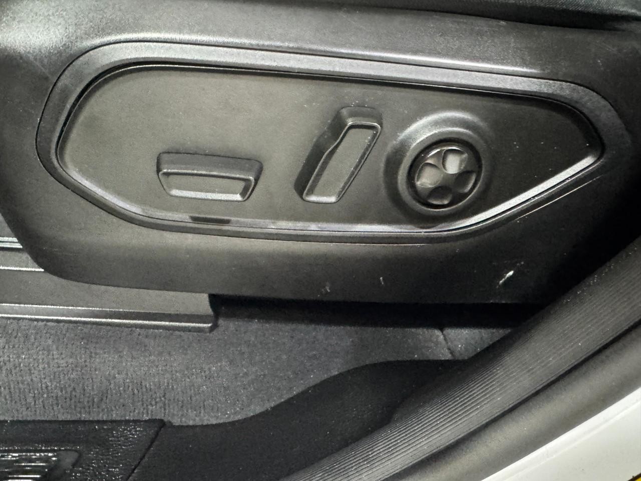 Jeep Grand Cherokee Vehicle Full-screen Gallery Image 24