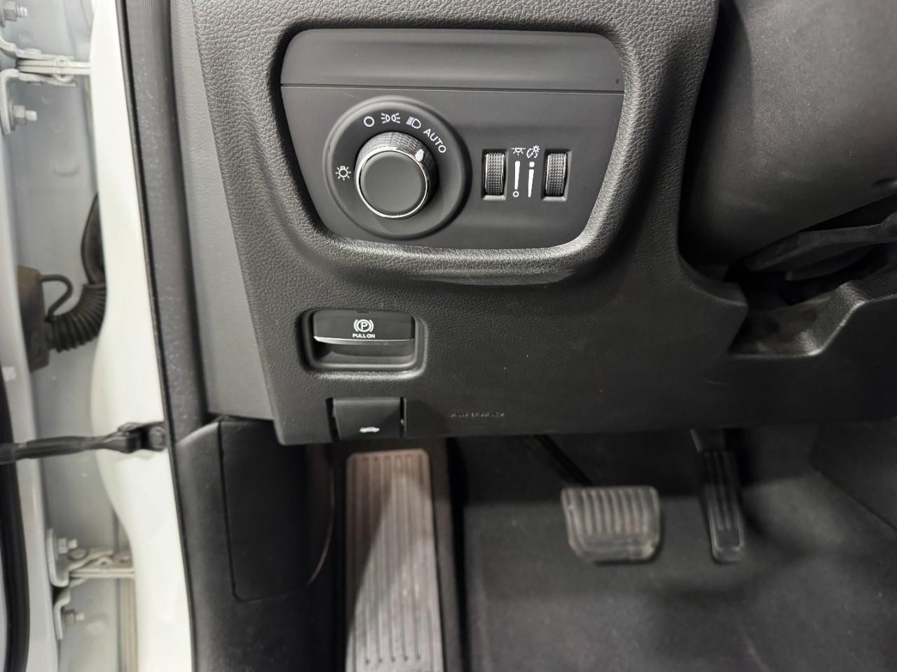 Jeep Grand Cherokee Vehicle Full-screen Gallery Image 25