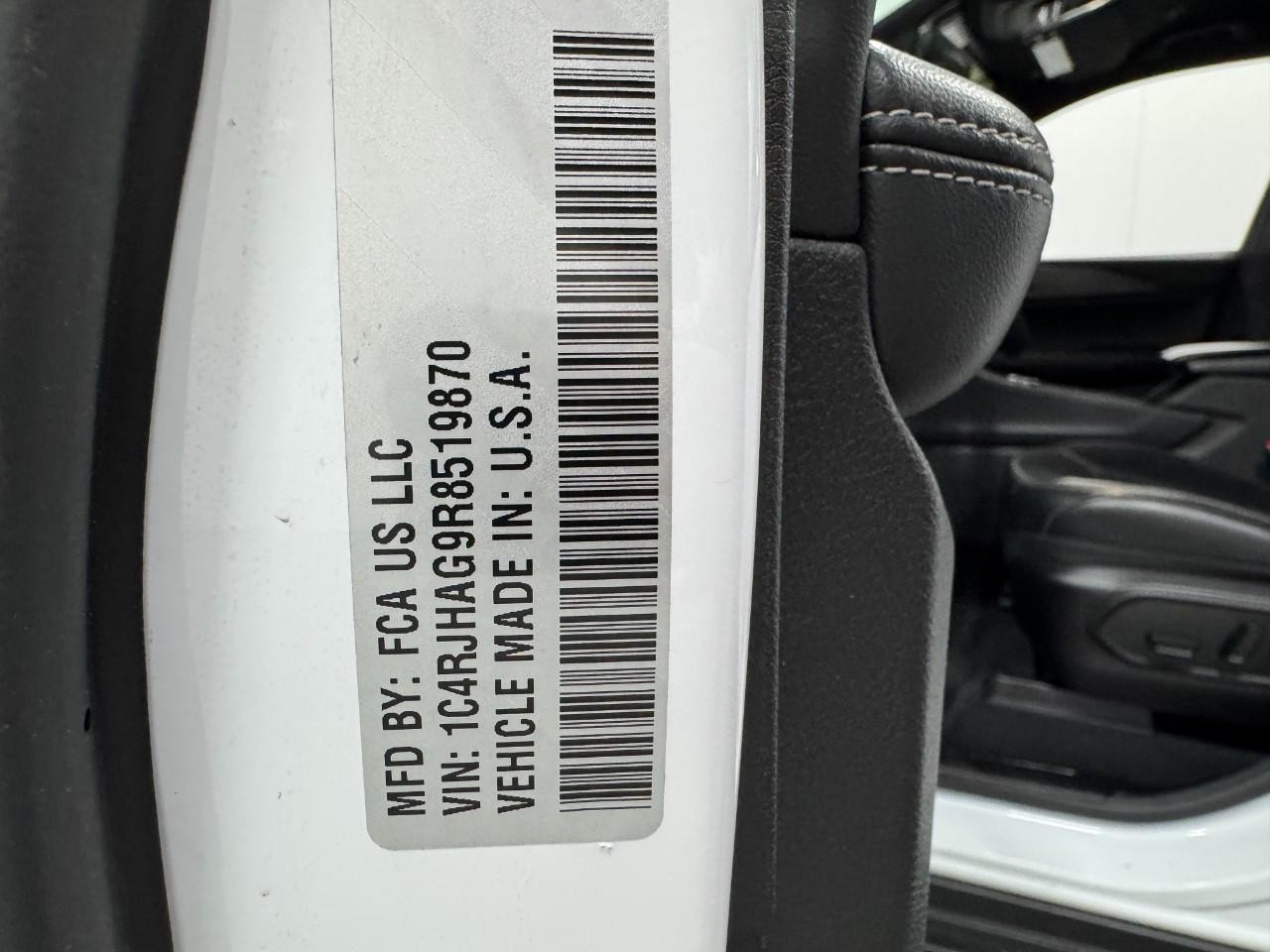 Jeep Grand Cherokee Vehicle Full-screen Gallery Image 30