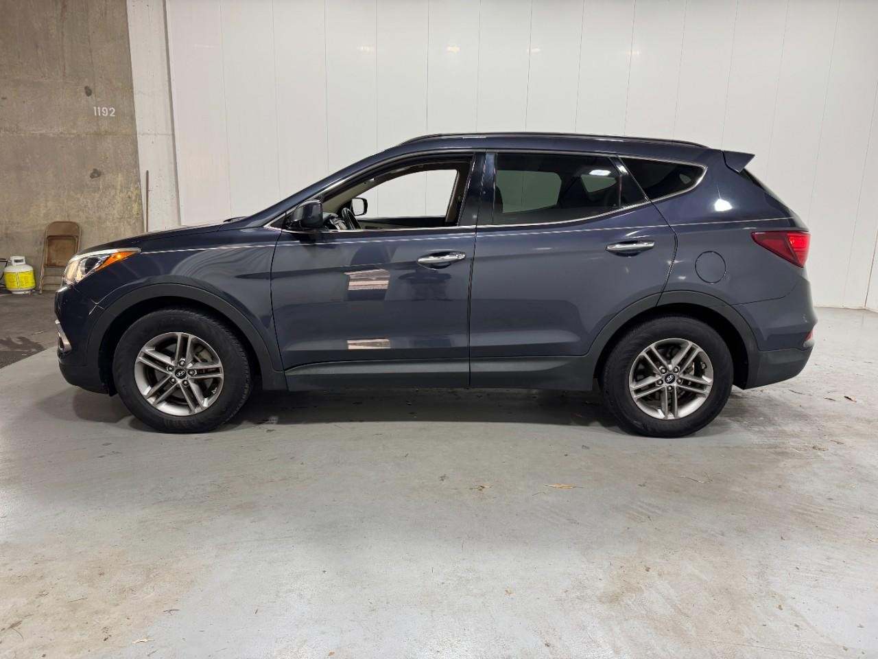 Hyundai Santa Fe Sport Vehicle Full-screen Gallery Image 2