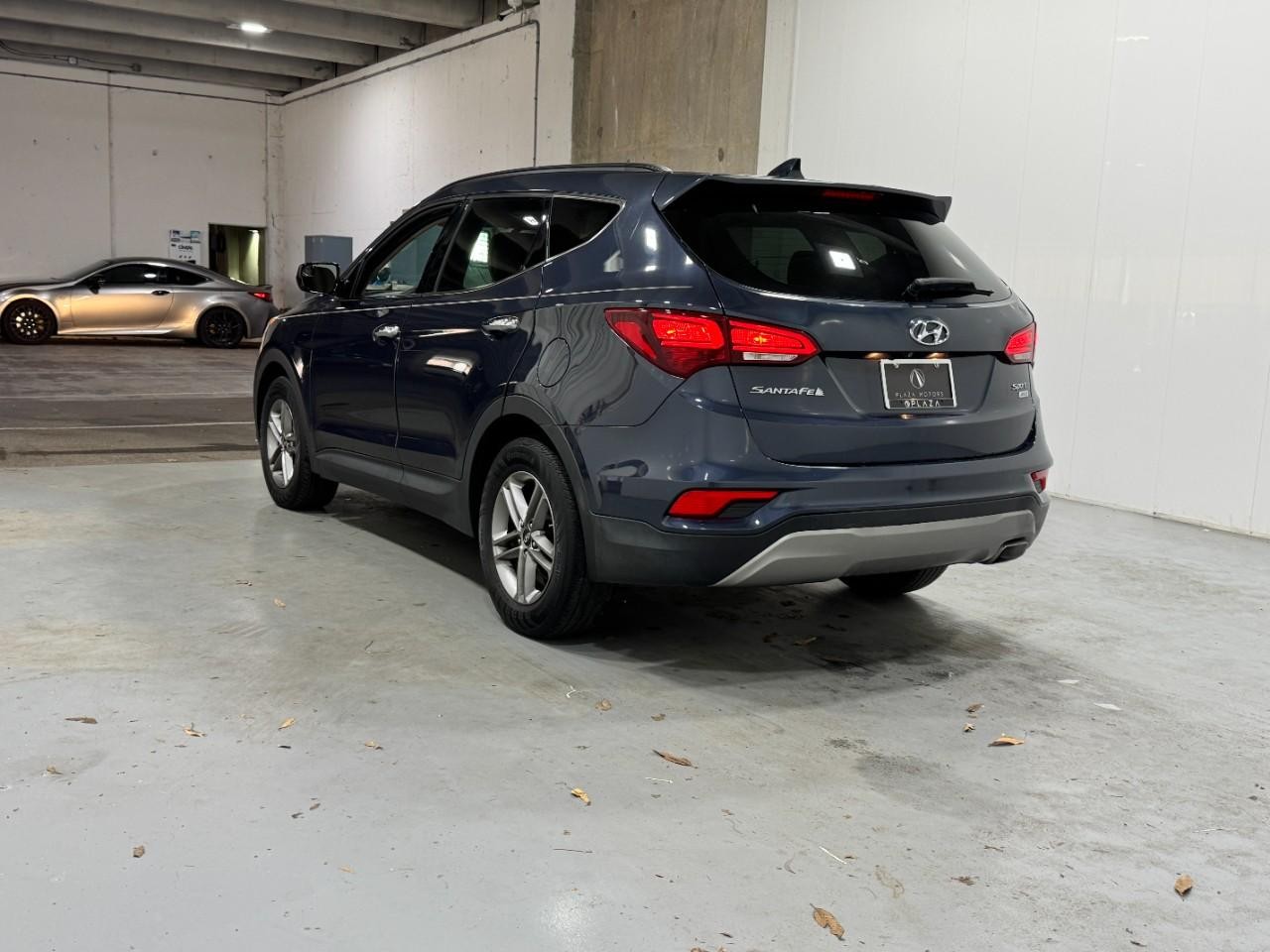 Hyundai Santa Fe Sport Vehicle Full-screen Gallery Image 3