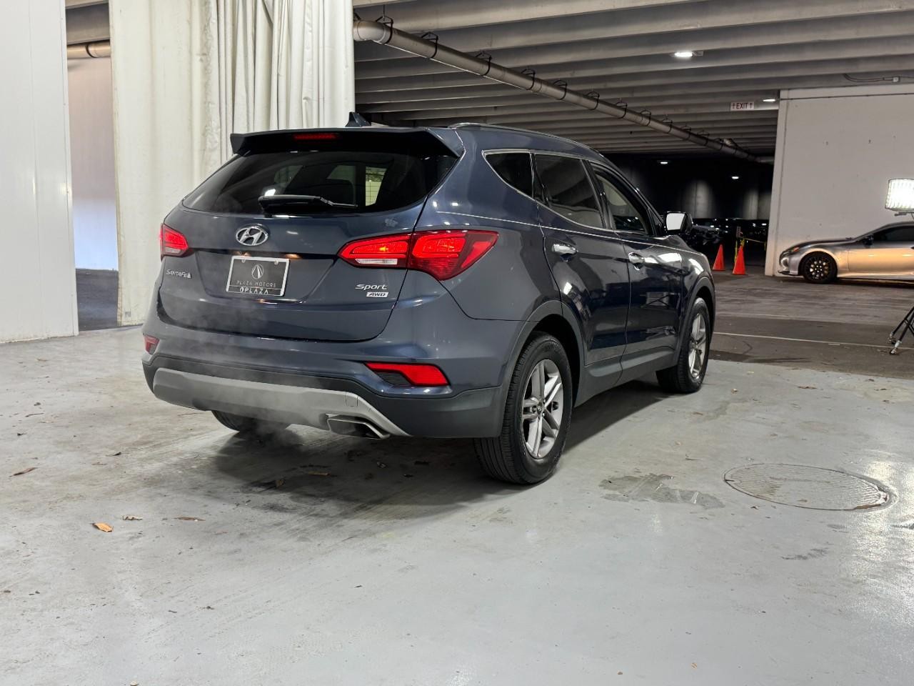 Hyundai Santa Fe Sport Vehicle Full-screen Gallery Image 4