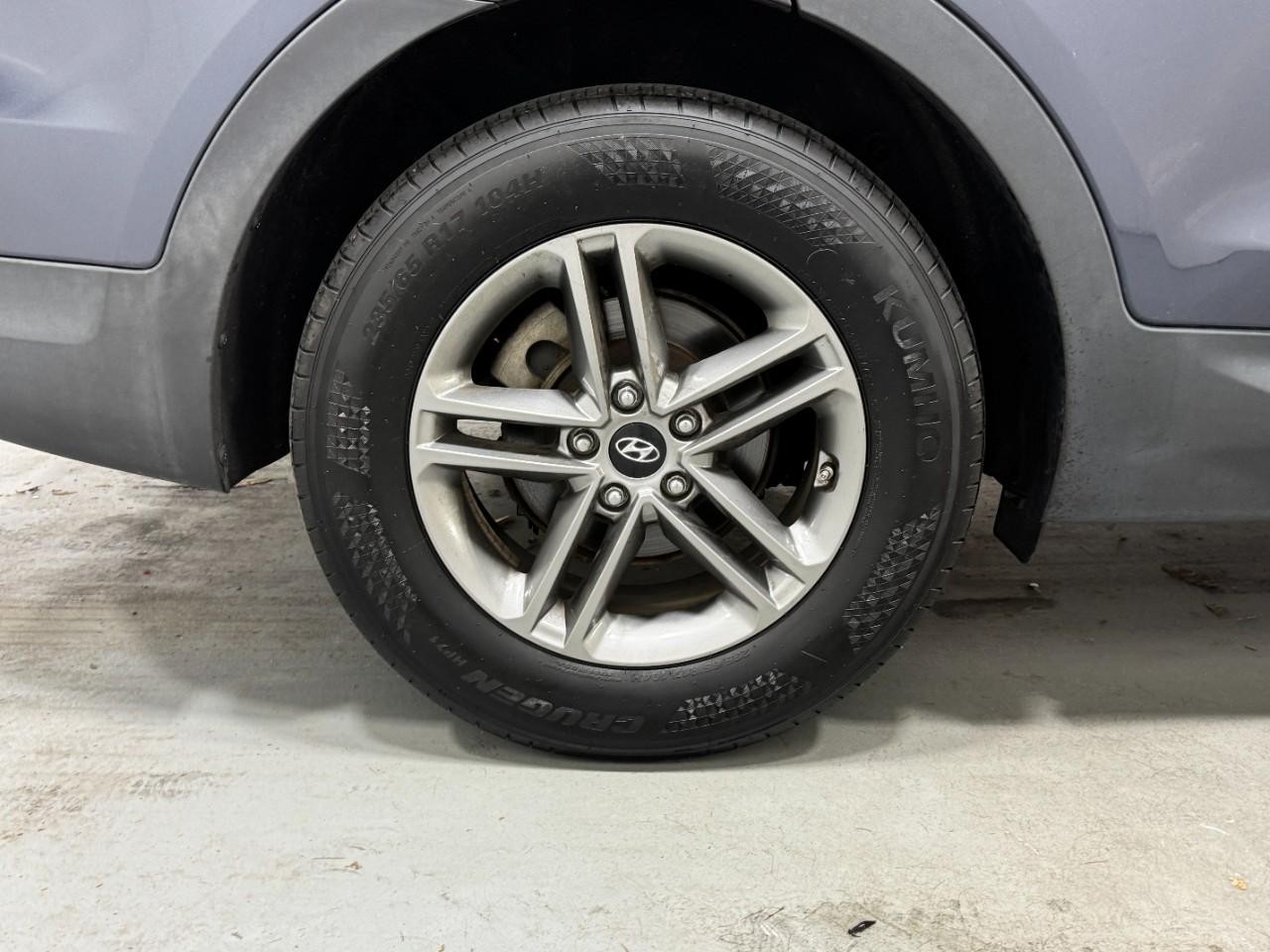 Hyundai Santa Fe Sport Vehicle Full-screen Gallery Image 5