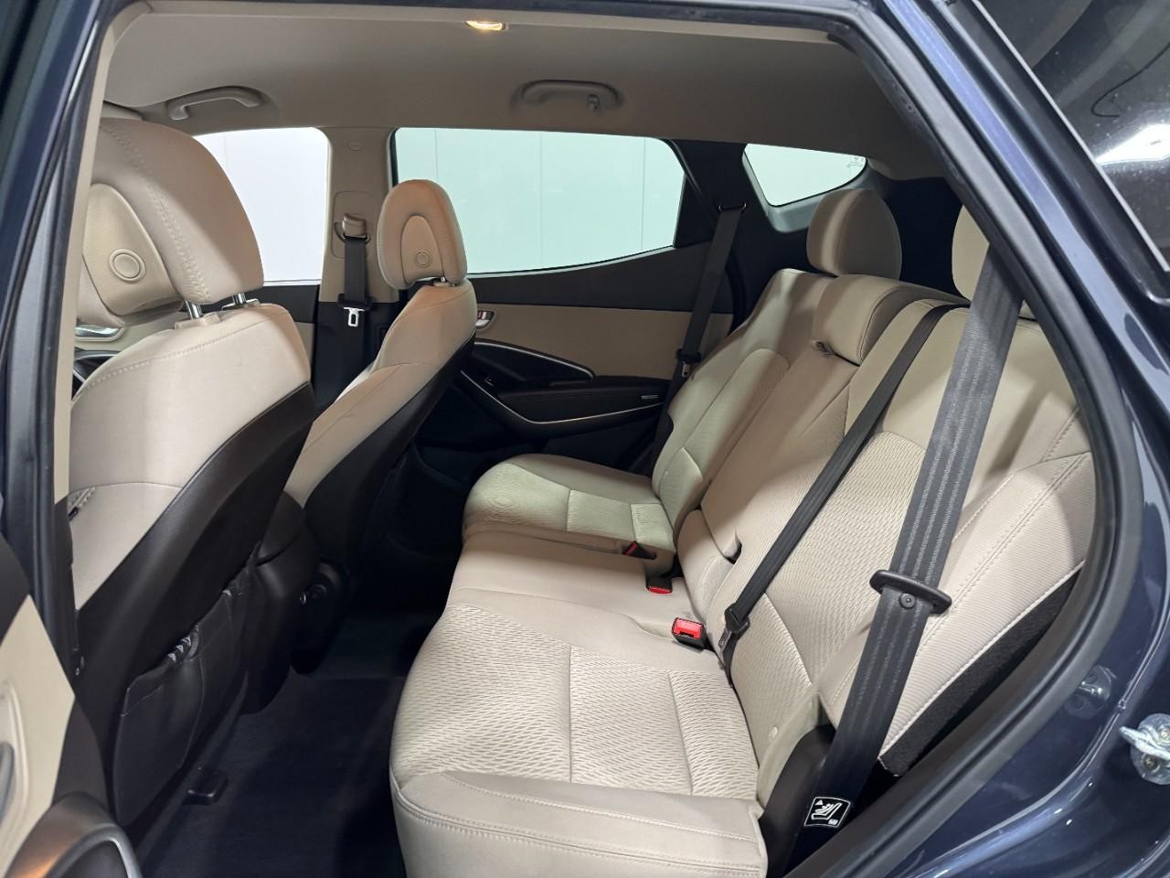 Hyundai Santa Fe Sport Vehicle Full-screen Gallery Image 8