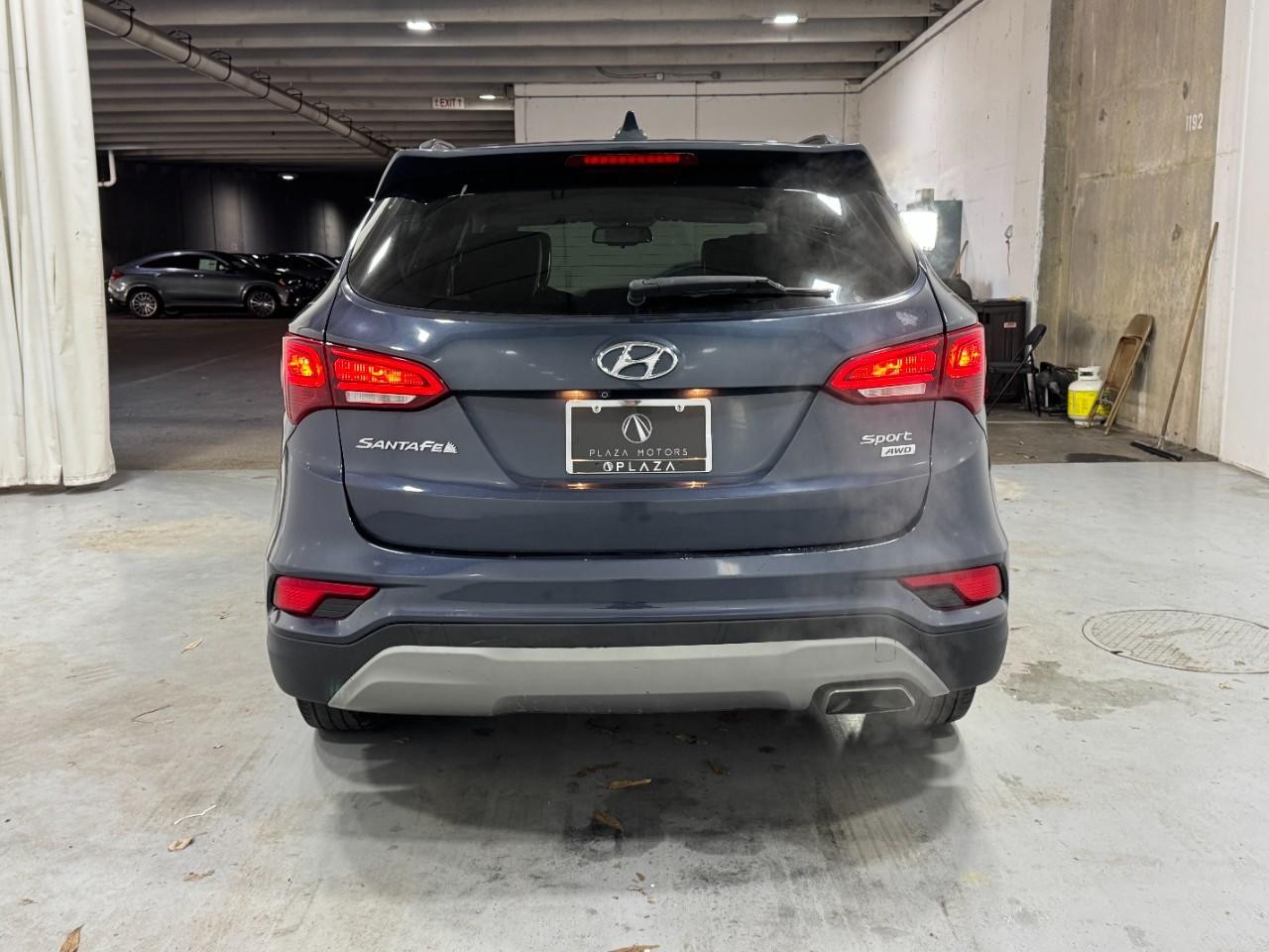 Hyundai Santa Fe Sport Vehicle Full-screen Gallery Image 9