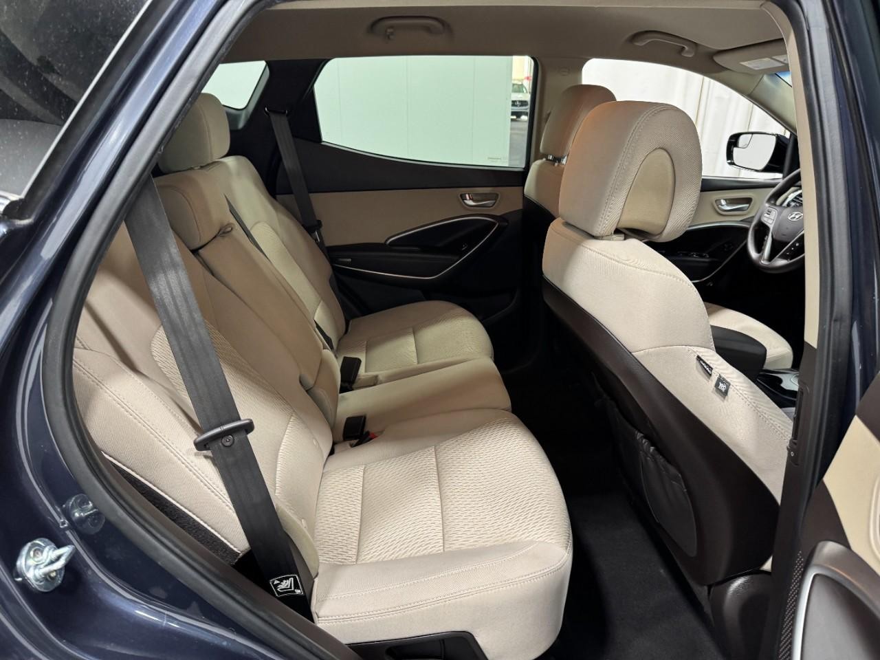 Hyundai Santa Fe Sport Vehicle Full-screen Gallery Image 10