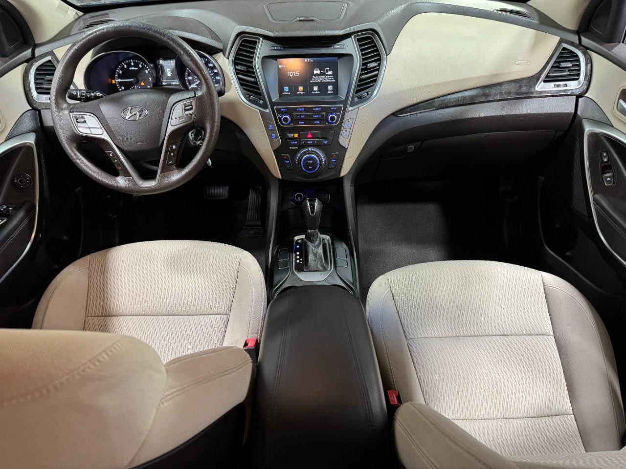 Hyundai Santa Fe Sport Vehicle Full-screen Gallery Image 11